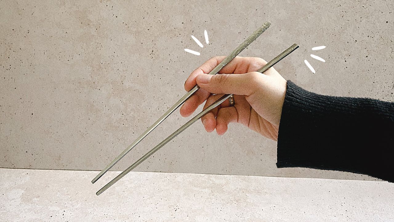 ¿Cómo comer con los palillos coreanos?